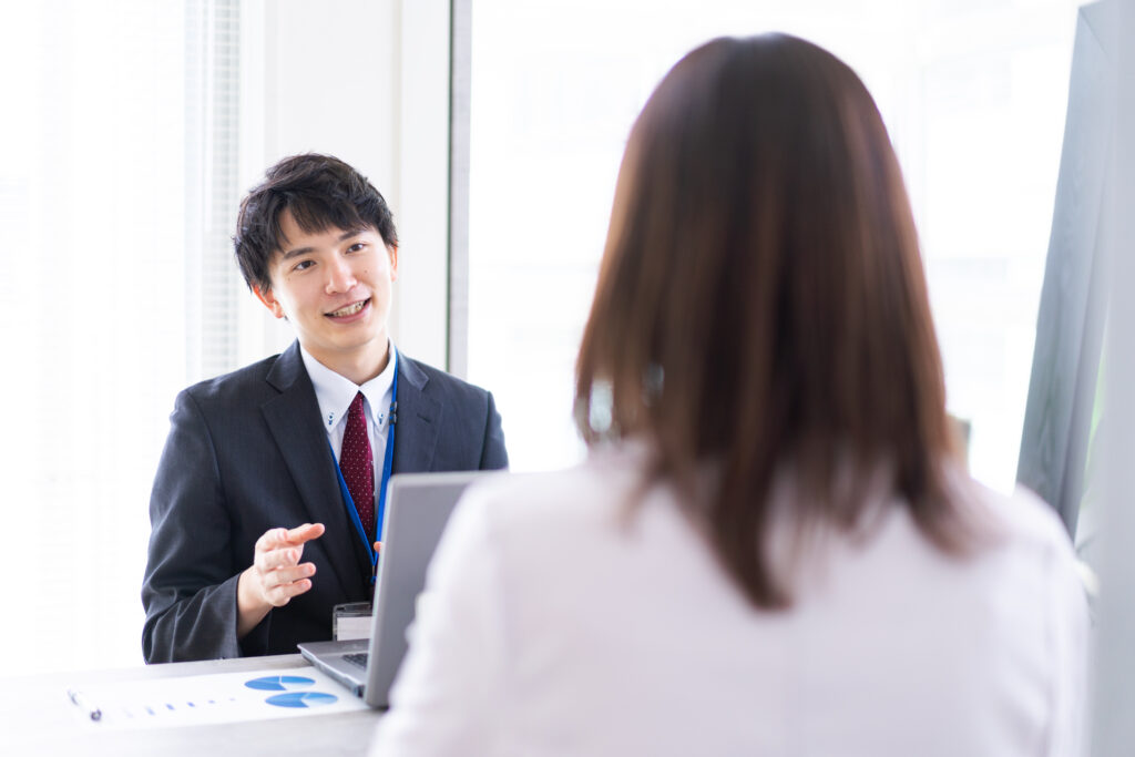 アドバイスをする男性