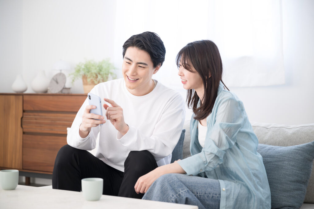 夫婦で相談しているイメージ